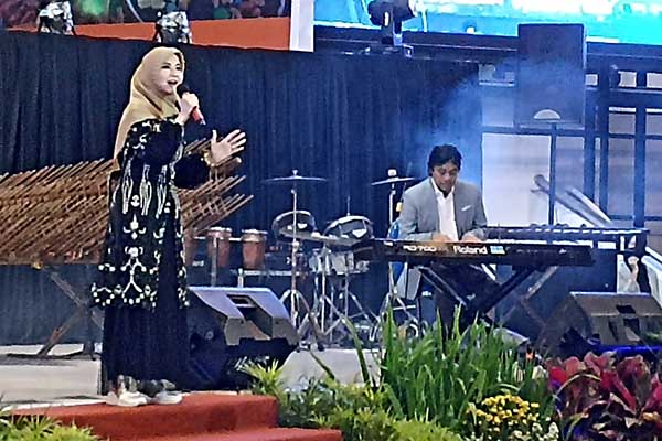 Penampilan Ita Purnamasari didampingi permainan keyboard sang suami, Dwiki Dharmawan. (rhd) - Deddy Mizwar dan Dwiki Dharmawan Ajak Dakwah Melalui Seni dan Budaya