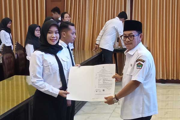 Penandatangan perjanjian kerja dari PPPK di ruang sidang Balaikota Malang. (ms3/jup) - Wali Kota Malang Mengangkat 24 Orang PPTK Bidang Nakes
