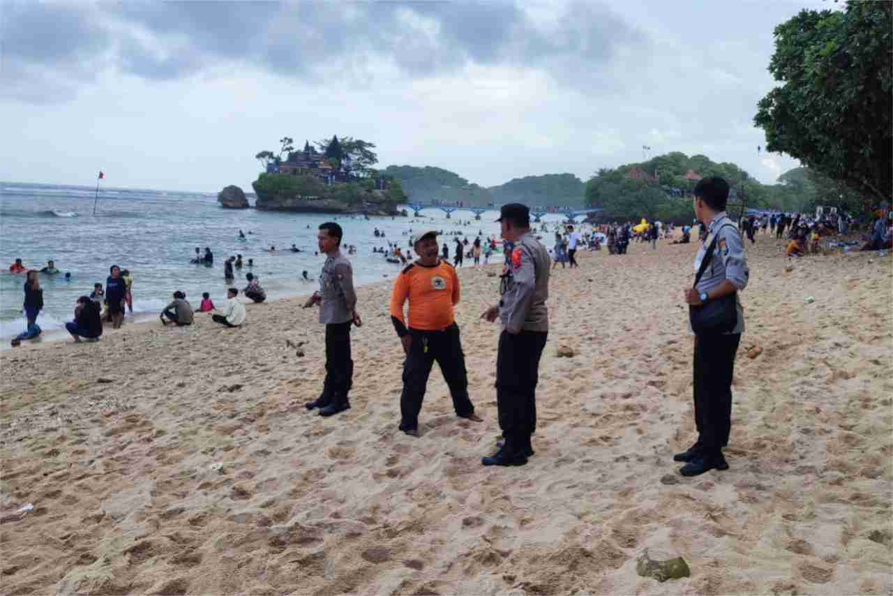 pengaman obyek wisata pantai di kabupaten malang oleh personil kepolisian