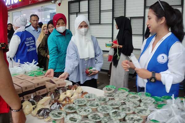 Pengunjung dipersilahkan memilih 1 makanan dan 1 minuman untuk berbuka puasa secara gratis. (rhd) - Matos Bagikan Ribuan Takjil Gratis kepada Pengguna Jalan dan Pengunjung