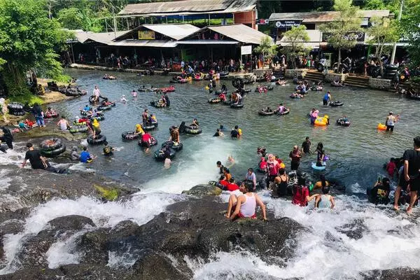 pengunjung tengah menikmati river tubing di sumber maron. (wul) - Wisata Air Sumber Maron Banjir Pengunjung Enam Kali Lipat