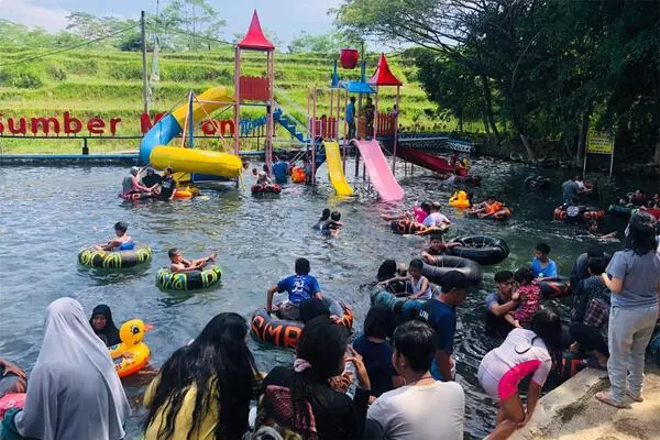 pengunjung wisata air sumber maron tengah berenang. (wul) - Wisata Air Sumber Maron Banjir Pengunjung Enam Kali Lipat