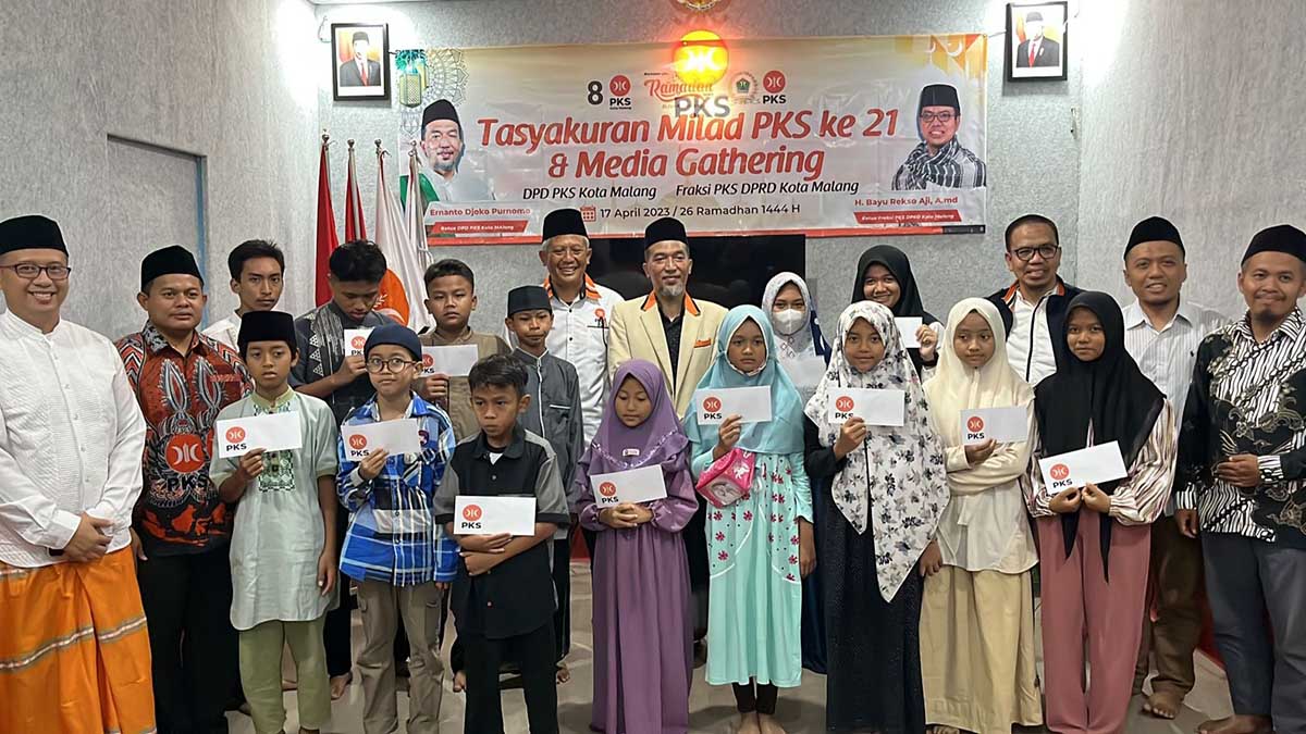 Pengurus DPD dan Fraksi PKS Kota Malang bersama anak yatim. (ist) - Milad ke-21, DPD PKS Kota Malang Bukber dan Santuni Anak Yatim