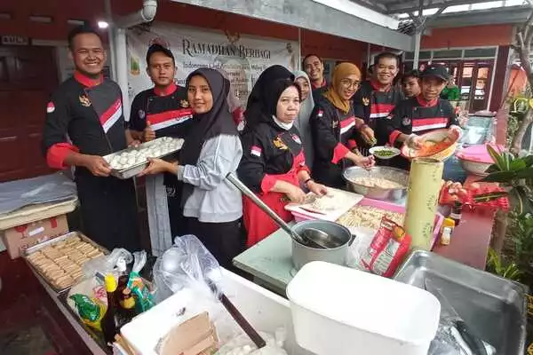 pengurus indonesian chef association berbagi berkah saat bulan ramadan. (jup) - 15 Chef Hotel Berbintang 'Bajak' Dapur Panti Asuhan