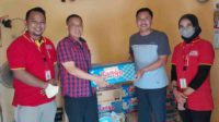 Penyerahan bingkisan lebaran untuk warga melalui Pemkab Ngawi. (ist) - Alfamart Care Lebaran 1444H Sasar Warga Ngawi