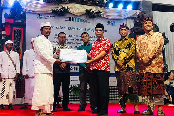 Penyerahan secara simbolis Rsi Yadnya kepada pemangku Pura Sambi Agung Sapto Argo. (wul) - BUMN Gelar Dharma Santi di Enam Lokasi di Indonesia Bersama antara Umat Agama