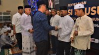 Penyerahan simbolis SK Remisi Khusus dari Kemenkumham kepada Warga Binaan Lapas Kelas 1 Malang. (ist) - 2.106 Warga Binaan Lapas Kelas 1 Malang Terima Remisi Khusus Idul Fitri