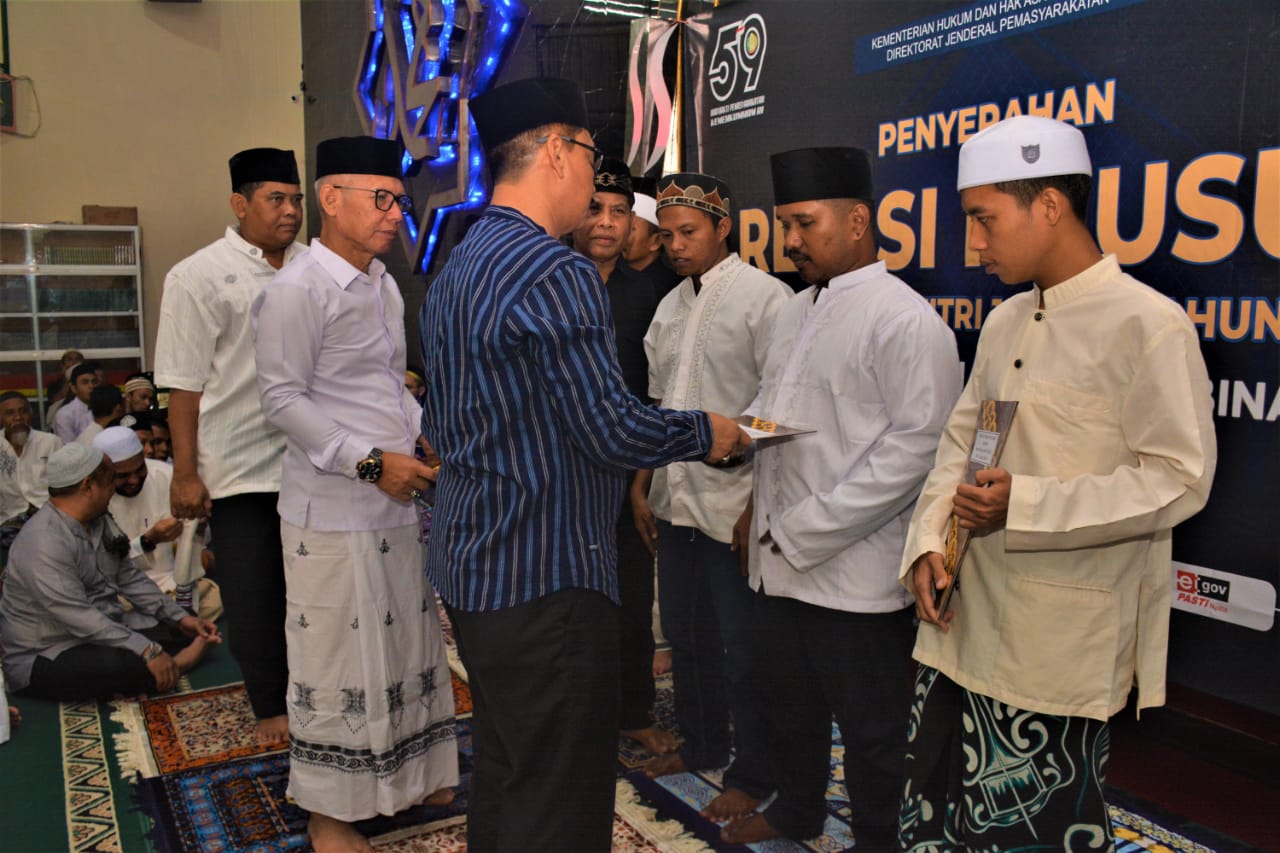 Penyerahan simbolis SK Remisi Khusus dari Kemenkumham kepada Warga Binaan Lapas Kelas 1 Malang. (ist) - 2.106 Warga Binaan Lapas Kelas 1 Malang Terima Remisi Khusus Idul Fitri