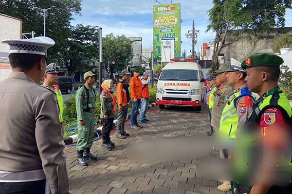 Personel Kodim 0833 amankan arus balik lebaran 2023. (ist) - Personel Kodim 0833 Amankan Arus Balik Lebaran 2023