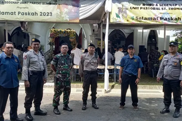 personel kodim 0833 amankan jalannya ibadah kebangkitan yesus. (ist) - Personel Kodim 0833 Amankan Jalannya Ibadah Kebangkitan Yesus