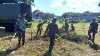Personel Kodim 0833 bersihkan lapangan olahraga. (ist) - Personel Kodim 0833 Bersihkan Lapangan Olahraga