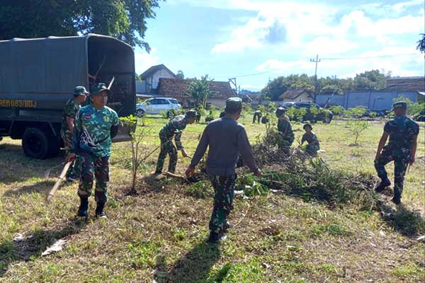 Personel Kodim 0833 bersihkan lapangan olahraga. (ist) - Personel Kodim 0833 Bersihkan Lapangan Olahraga