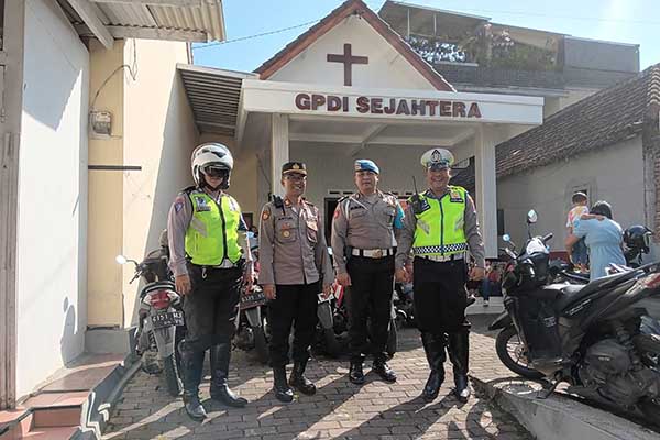 Personel Polres Batu mengamankan kegiatan ibadah Paskah. (ist) - Polres Batu Beri Pengamanan Ibadah Minggu Paskah di Gereja