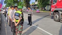 personel gabungan pos pengamanan melakukan pantauan. (ist) - Pantauan Pos Pengamanan Lebaran 2023, Arus Terpantau Normal