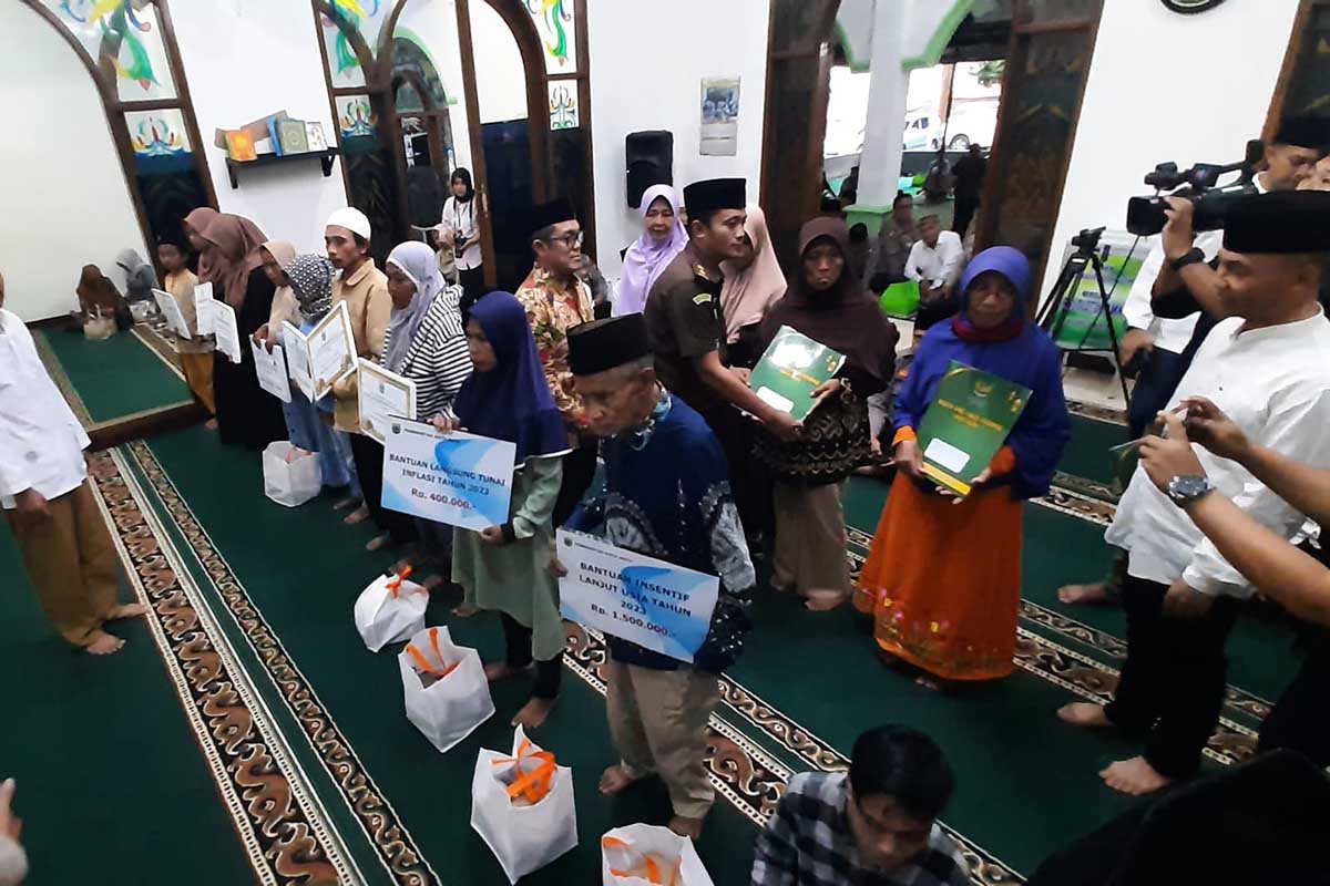 Perwakilan Kejari Batu turut menyerahkan bantuan dari Baznas kepada perwakilan penerima. (dik) - Pesan Safari Ramadan Hari Keenam Pemkot Batu di Masjid Roudotul Amni