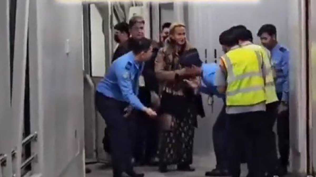 Petugas Avsec mencium tangan Bahar bin Smith. (ist) - Tiga Petugas Avsec Bandara Soekarno-Hatta Dipecat Usai Kawal Bahar Smith