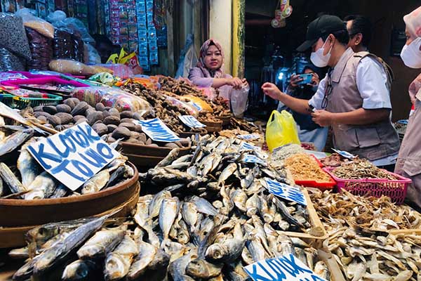 petugas bpom saat mengambil sampel pangan di pedagang awasi kandungan pangan berbahaya, bpom surabaya sidak di pasar kepanjen