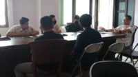 Petugas Bapenda tengah memeriksa WP untuk dimintai klarifikasi. (jup) - Bapenda Kota Malang Periksa Wajib Pajak yang Curangi E-Tax