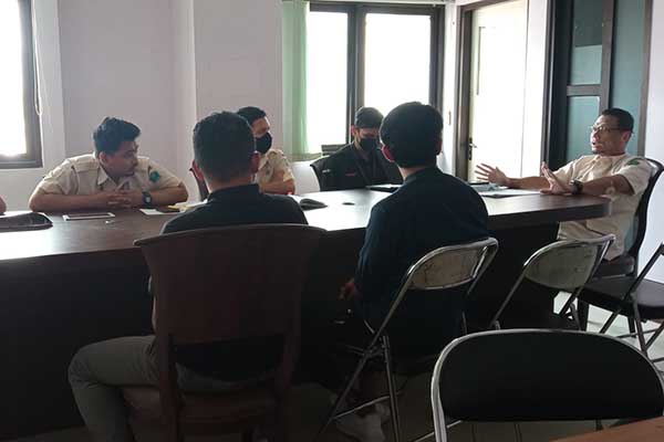 Petugas Bapenda tengah memeriksa WP untuk dimintai klarifikasi. (jup) - Bapenda Kota Malang Periksa Wajib Pajak yang Curangi E-Tax