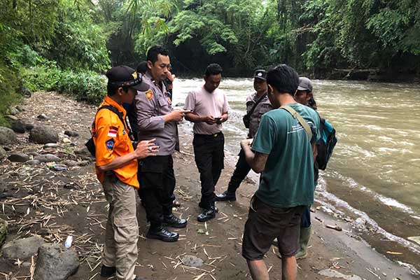 Petugas tengah meminta keterangan dari beberpa saksi di TKP. (wul) - Berburu Biawak, Pemuda Sukun Hilang Terseret Arus Sungai Brantas