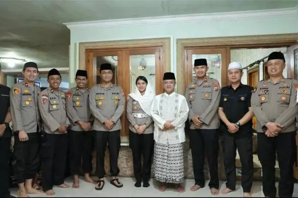 pihak kepolisian dan ketua pcnu kabupaten malang.(ist) - Polres Malang Sosialisasikan Kenakalan Remaja Kepada Pengasuh Pesantren se-Kabupaten Malang