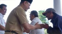 Pj Wali Kota Batu Aries Agung Paewai SSTP MM bersalam-salaman dengan ASN Pemkot Batu. (ist) - Pj Walikota Batu Apresiasi ASN Pemkot Batu Masuk Tepat Waktu dan Toleransi yang Masih Perjalanan Mudik