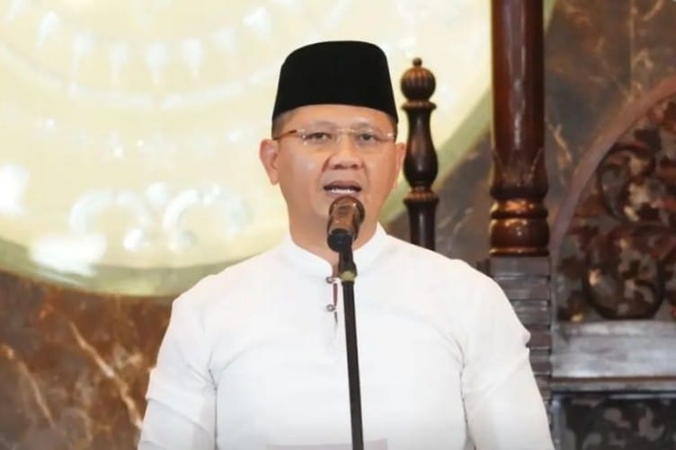 Pj Wali Kota Batu Aries Agung Paewai SSTP MM saat memberikan sambutan atas nama Pemerintah Kota Batu. (ist) - Salat Idul Fitri di Masjid Agung Annur Dihadiri PJ Wali Kota Batu
