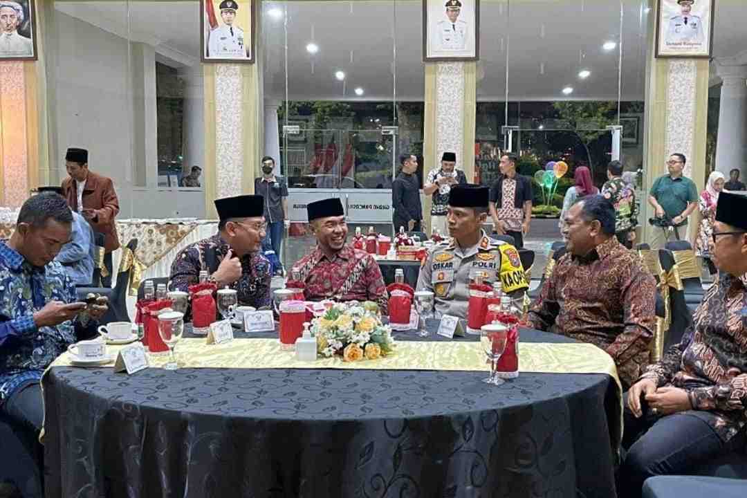 pj wali kota batu bersama forkopimda batu dalam acara halal bihalal