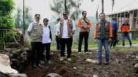 Pj Wali Kota Batu bersama Kalaksa BPBD Batu meninjau pekerjaan pemulihan di lokasi bencana. (ist) - 23 Titik Longsor di Batu Kategori Berat, 9 Lokasi Tuntas 100 Persen