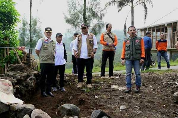 Pj Wali Kota Batu bersama Kalaksa BPBD Batu meninjau pekerjaan pemulihan di lokasi bencana. (ist) - 23 Titik Longsor di Batu Kategori Berat, 9 Lokasi Tuntas 100 Persen