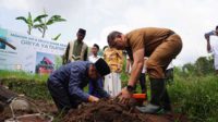 Pj Wali Kota Batu dan Wakil ketua DPRD Batu bersama meletakkan Batu pertama pembangunan Griya Yatimpreneur. (ist) - Kota Batu Segera Miliki Griya Yatimpreneur