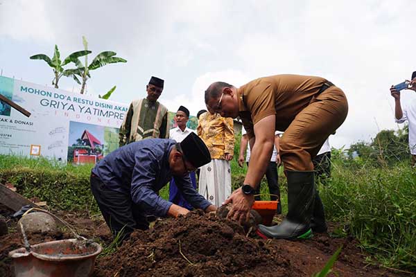 Pj Wali Kota Batu dan Wakil ketua DPRD Batu bersama meletakkan Batu pertama pembangunan Griya Yatimpreneur. (ist) - Kota Batu Segera Miliki Griya Yatimpreneur