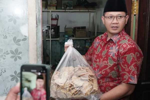 Pj Wali Kota Batu saat melihat Sentra pengolahan tempe di Desa Beji. (ist) - Pj Wali Kota Batu Pastikan Ekonomi Warga Terus Berjalan Selama Ramadan