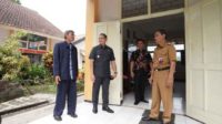 pj. wali kota batu saat mendatangi smp negeri 2 batu