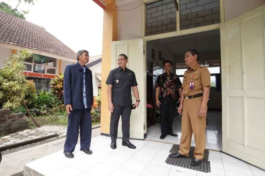 pj. wali kota batu saat mendatangi smp negeri 2 batu