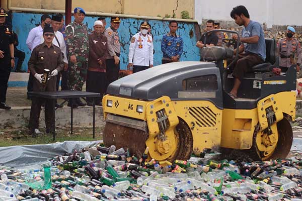 Polres Pamekasan saat musnahkan barang bukti berupa minuman keras. (udi) - Polres Pamekasan Ungkap 37 Kasus dalam Operasi Pekat Semeru 2023
