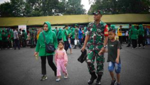 prajurit dan keluarga memanfaatkan bazar murah kodam v brawijaya