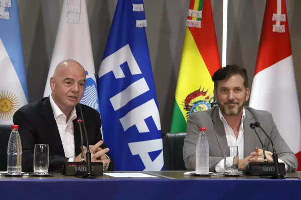 presiden fifa gianni infantino dan perwakilan afa. (ist) - Resmi! Argentina Gantikan Indonesia Jadi Tuan Rumah Piala Dunia U20 2023