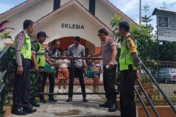 proses pengamanan di perayaan paskah oleh personel polres malang.(ist) - 530 Personel Polres Malang Amankan Perayaan Wafat Isa Almasih