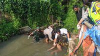 Proses evakuasi Solikin. (ist) - Seorang Manula Ditemukan Tewas Mengapung di Jabung