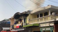 Proses pemadaman rumah sekaligus tempat usaha yang terbakar. (wul) - Anak Kecil Bermain Korek, Seisi Rumah Terbakar