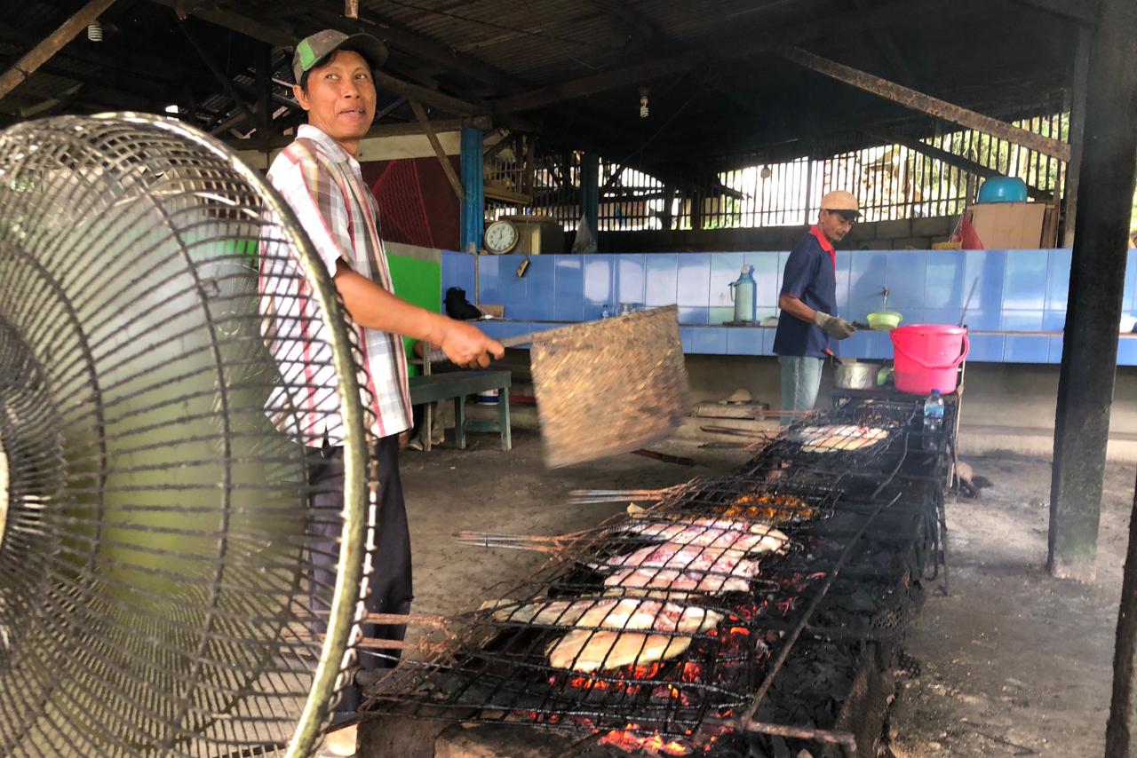 Proses pembakaran ikan. (wul) - Sulap Bekas Kolam Budidaya Ikan Jadi Rumah Makan Sekaligus Pemancingan