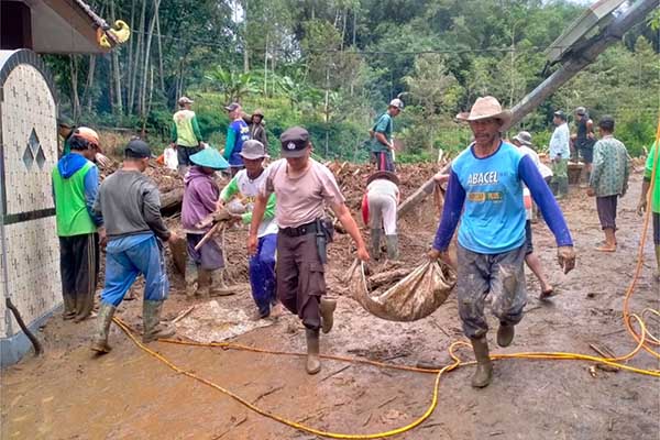Proses pembersihan material banjir. (ist) - Hujan Besar Picu Banjir Bandang Terjang Ngantang