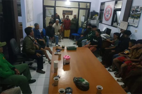 rapat koordinasi oleh tiga pilar dan edukasi kepada 23 remaja yang melakukan prank pocong makam samaan. (ist) - Pelaku Prank Pocong Kuburan Samaan Dibina Polresta Makota