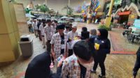 Ratusan anak yatim dan dhuafa kota Batu diajak nglencer pelaku wisata Batu. (dik) - 200 Anak Yatim dan Dhuafa Diajak Wisata Gratis Pelaku Pariwisata Batu