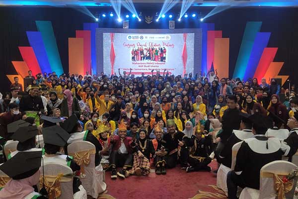 Ratusan mahasiswa PMM sebelumnya, dilibatkan dan disambut dalam wisuda IKIP Budi Utomo. (rhd) - Kuota PMM 600 Mahasiswa, IKIP Budi Utomo Ranking Pertama Nasional