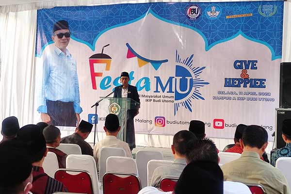 Rektor IBU Malang, Assoc Prof Dr H Nurcholis Sunuyeko MSi membuka FestaMU. (rhd) - FestaMU IBU Malang Rangkul Muhammadiyah, Sajikan Festival Takjil untuk Masyarakat Umum