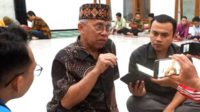 Rektor Unitri, Prof Dr Ir Eko Handayanto MS, menjawab pertanyaan awak media. (ist) - Unitri Berkomitmen Tingkatkan Kualitas SDM Mahasiswa Indonesia Timur