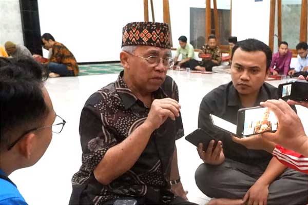 Rektor Unitri, Prof Dr Ir Eko Handayanto MS, menjawab pertanyaan awak media. (ist) - Unitri Berkomitmen Tingkatkan Kualitas SDM Mahasiswa Indonesia Timur