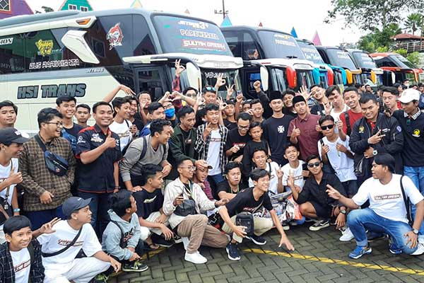 Ribuan Bus Mania Sejawa Bali meramaikan Bukber On The Bus di Malang. (dik) - 2500 Bus Mania Sejawa Bali Ngabuburit di Malang